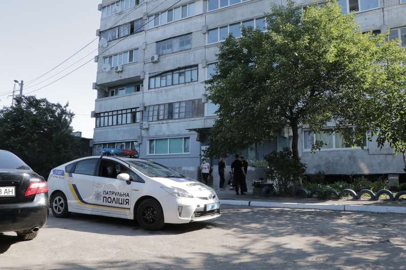 Девушка выпрыгнула из окна