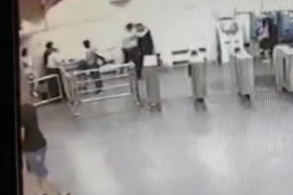 В метро Харькова неадекват напал на полицейского: дерзкое преступление попало на видео dqxikeidqxidqeant