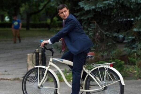 Владимир Зеленский на велосипеде