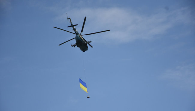 Ко Дню Государственного Флага 240 военных образовали огромный тризуб в Краматорске 02 Ко Дню Государственного Флага 240 военных образовали огромный тризуб в Краматорске 02