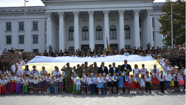 Ко Дню Государственного Флага 240 военных образовали огромный тризуб в Краматорске 03 Ко Дню Государственного Флага 240 военных образовали огромный тризуб в Краматорске 03