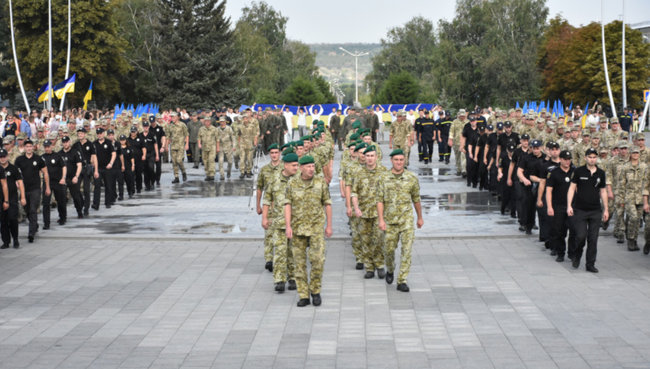 Ко Дню Государственного Флага 240 военных образовали огромный тризуб в Краматорске 05 Ко Дню Государственного Флага 240 военных образовали огромный тризуб в Краматорске 05