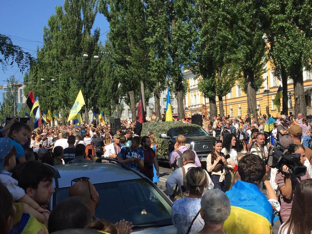 На Майдане после Зеленского устроили трогательный марш с овациями dqxikeidqxidqeant