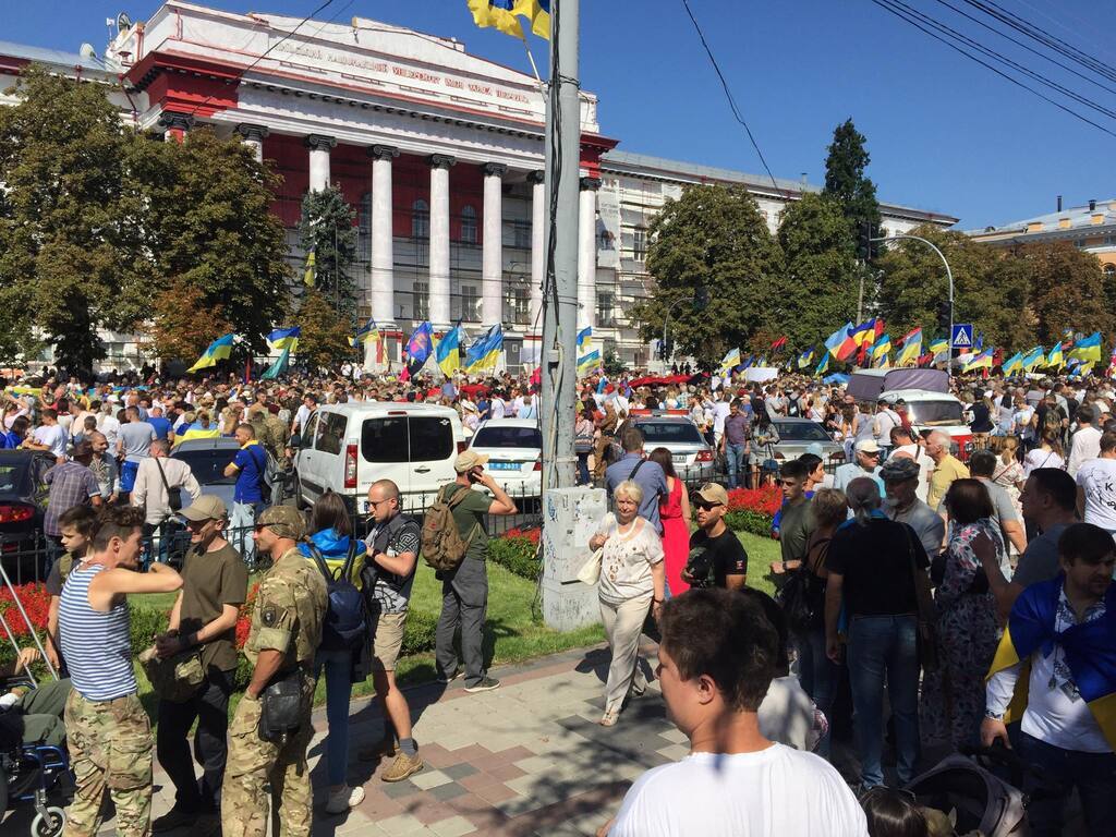 На Майдане после Зеленского устроили трогательный марш с овациями