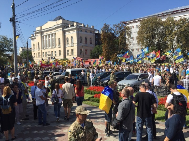 На Майдане после Зеленского устроили трогательный марш с овациями