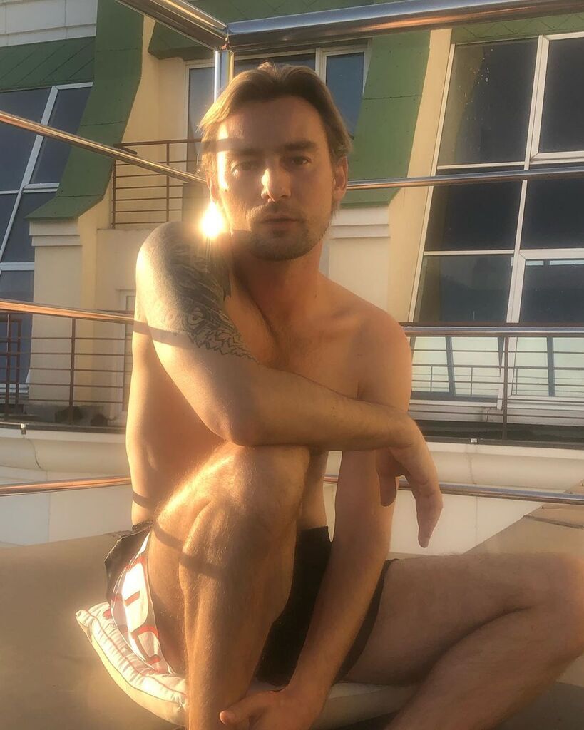 "Возбуждение": Полуголый Алан Бадоев показал, как отдыхает после "парада" dqxikeidqxidqrant