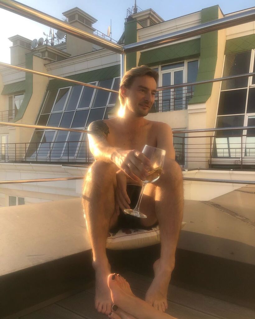 "Возбуждение": Полуголый Алан Бадоев показал, как отдыхает после "парада"