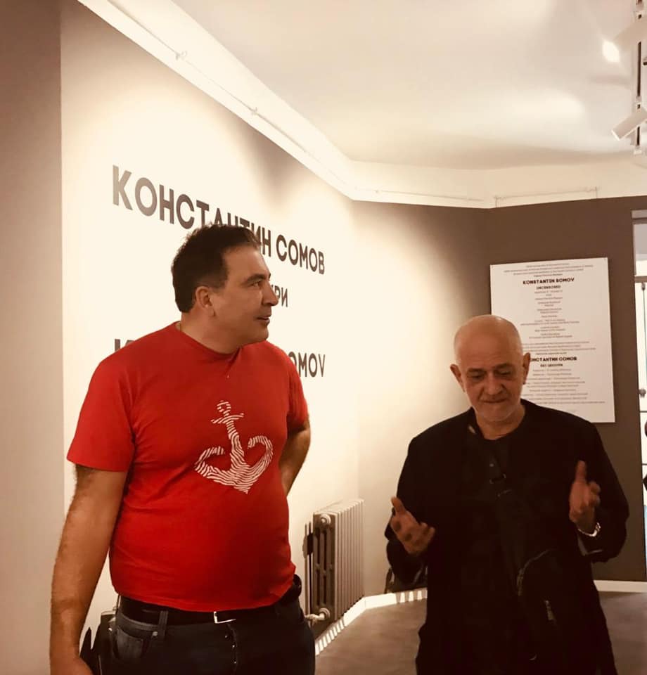 На изображении может находиться: 2 человека, люди стоят и в помещении dqxikeidqxidqeant