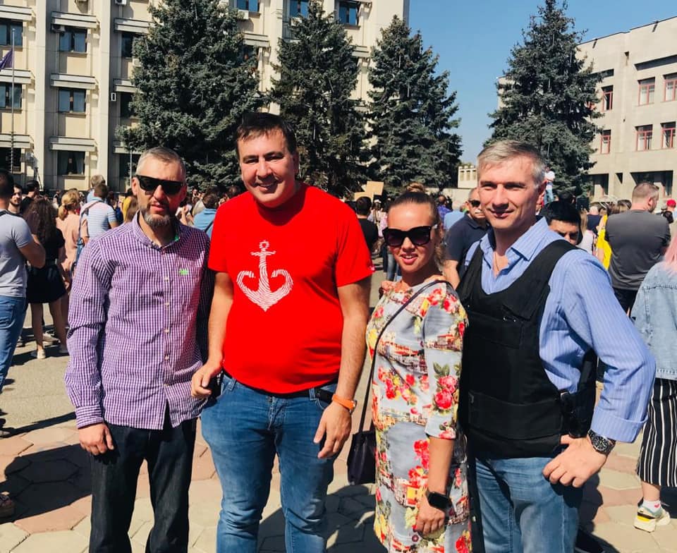 На изображении может находиться: один или несколько человек, люди стоят и на улице