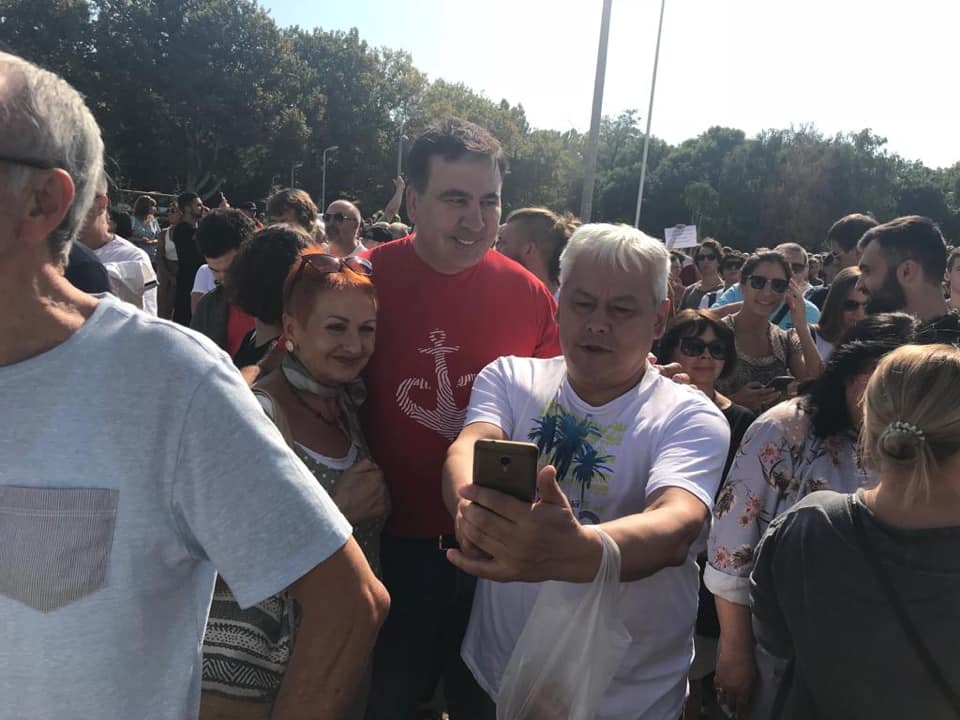 На изображении может находиться: 5 человек, люди улыбаются, люди стоят и на улице