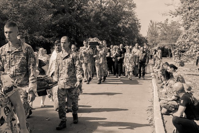 С погибÑим на ÐонбаÑÑе моÑпеÑ
ом Ðиколаем ÐбÑÑ
овÑким пÑоÑÑилиÑÑ Ð½Ð° ÐиколаевÑине 03