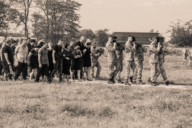 С погибÑим на ÐонбаÑÑе моÑпеÑ
ом Ðиколаем ÐбÑÑ
овÑким пÑоÑÑилиÑÑ Ð½Ð° ÐиколаевÑине 05