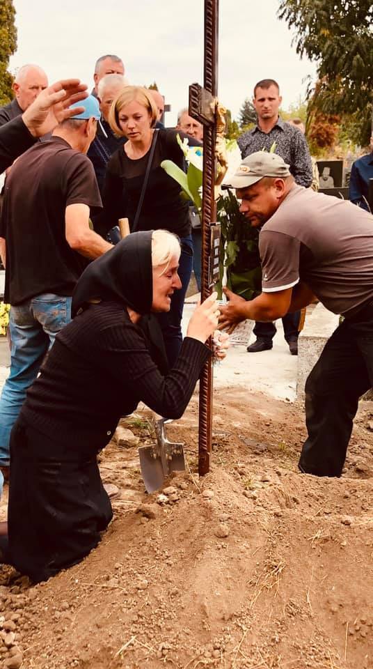 "Сердце разрывается!" Фото матери погибшего украинского воина довело сеть до слез