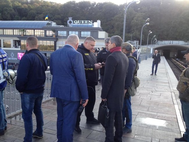 Неизвестный на мосту Метро в Киеве открыл стрельбу и угрожает взрывами, проводится спецоперация, - Крищенко 05 Неизвестный на мосту Метро в Киеве открыл стрельбу и угрожает взрывами, проводится спецоперация, - Крищенко 05