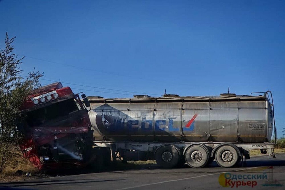 "Ой, что-то тут не так..." Жуткое ДТП под Одессой вызвало вопросы, фото и видео аварии