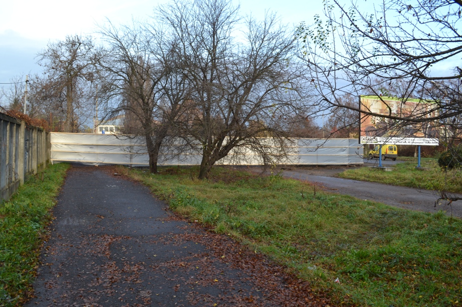 Паркан серед вулиці звели за лічені години. Фото автора