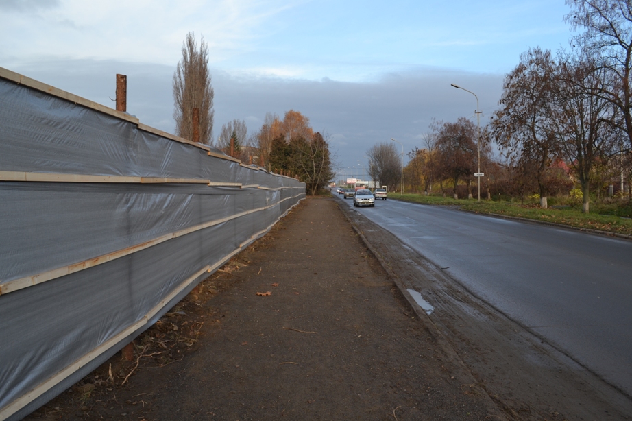 Тепер паркан треба обходити, йдучи повз дорогу, де гасають автівки. Фото автора