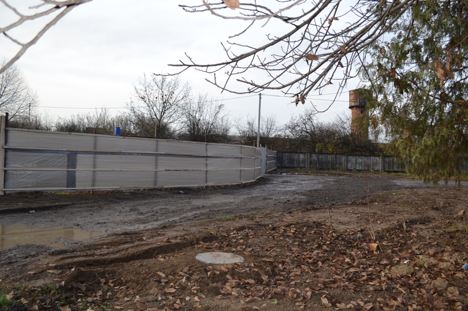 Інформації про будівництва на паркані нема. Фото автора