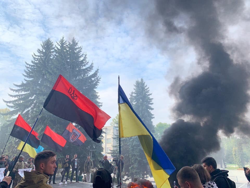 "Нет капитуляции!" В Тернополе военные устроили "майдан" из-за Донбасса. Фото и видео