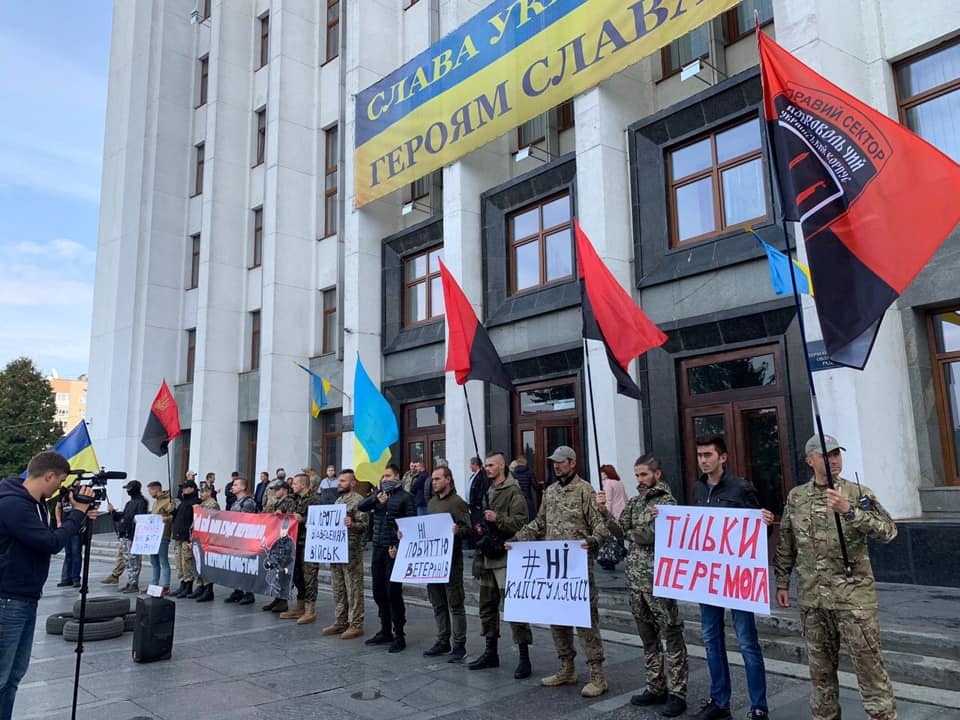 "Нет капитуляции!" В Тернополе военные устроили "майдан" из-за Донбасса. Фото и видео