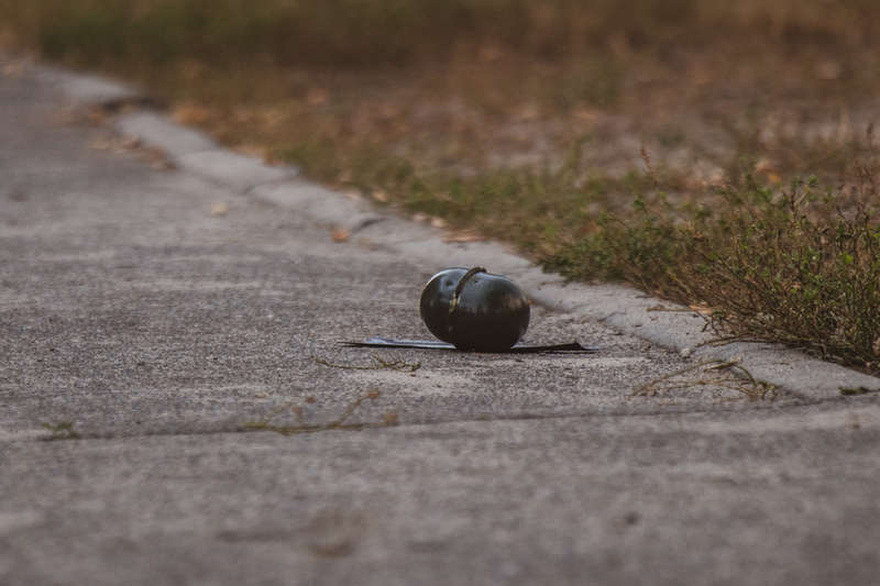 28 сентября в Киеве во дворе жилого дома по адресу улица Радунская, 9б прохожие нашли предмет, похожий на гранату 28 сентября в Киеве во дворе жилого дома по адресу улица Радунская, 9б прохожие нашли предмет, похожий на гранату dqxikeidqxidqeant
