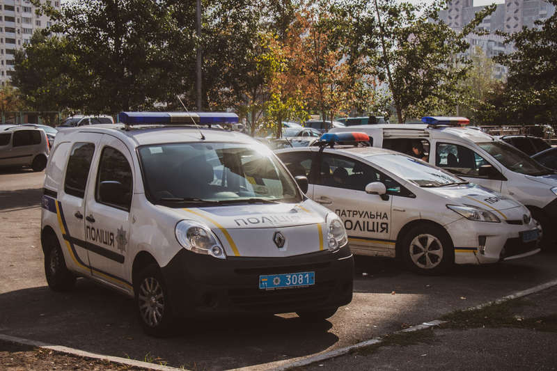 На месте работали экипажи патрульной полиции, следственно-оперативная группа и взрывотехники На месте работали экипажи патрульной полиции, следственно-оперативная группа и взрывотехники