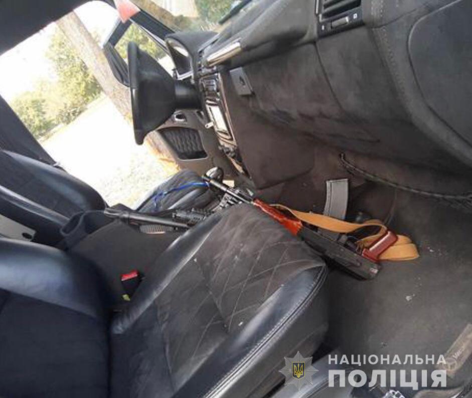 В салоне нарушителя обнаружили оружие. Фото: Нацполиция dqxikeidqxidqeant