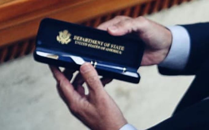 Фото Медведчука с ручкой от Госдепа назвали гениальным dqxikeidqxidqeant