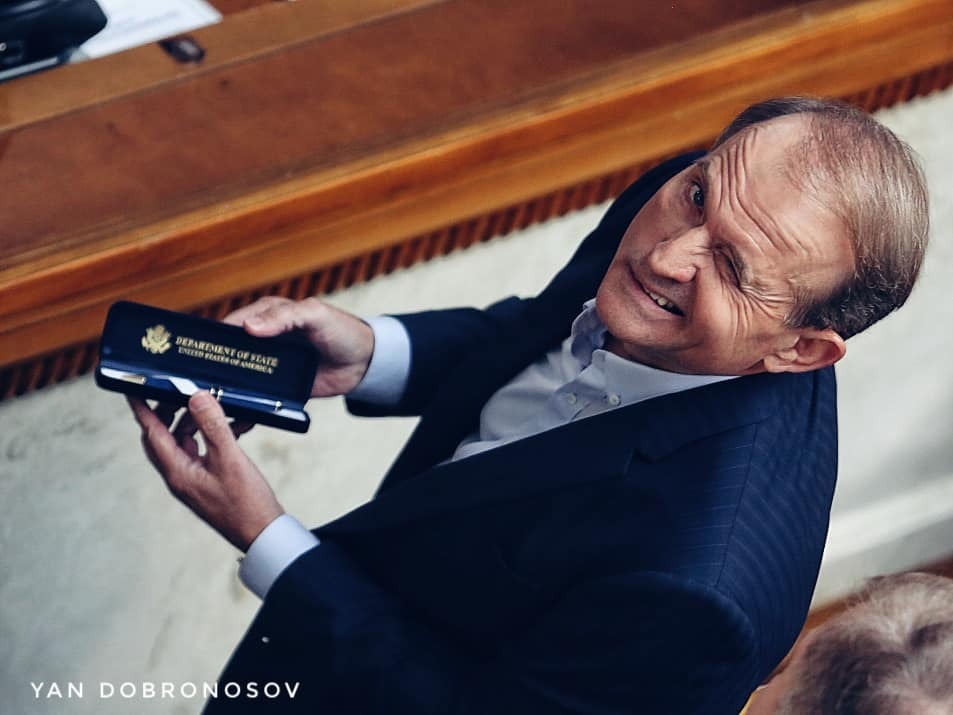 Фото Медведчука с ручкой от Госдепа назвали гениальным