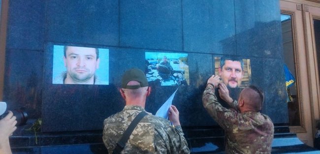 Правый сектор обклеил Офис Президента портретами погибших воинов 01 Правый сектор обклеил Офис Президента портретами погибших воинов 01 dqxikeidqxidqrant