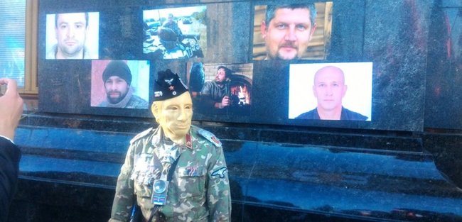 Правый сектор обклеил Офис Президента портретами погибших воинов 02 Правый сектор обклеил Офис Президента портретами погибших воинов 02