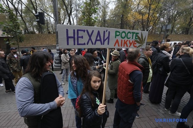 Конопляный марш свободы состоялся в Киеве: участники требовали легализации медицинского каннабиса 03