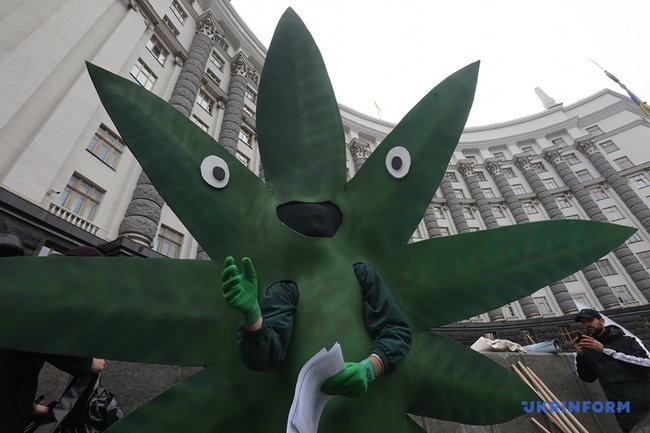 Конопляный марш свободы состоялся в Киеве: участники требовали легализации медицинского каннабиса 09