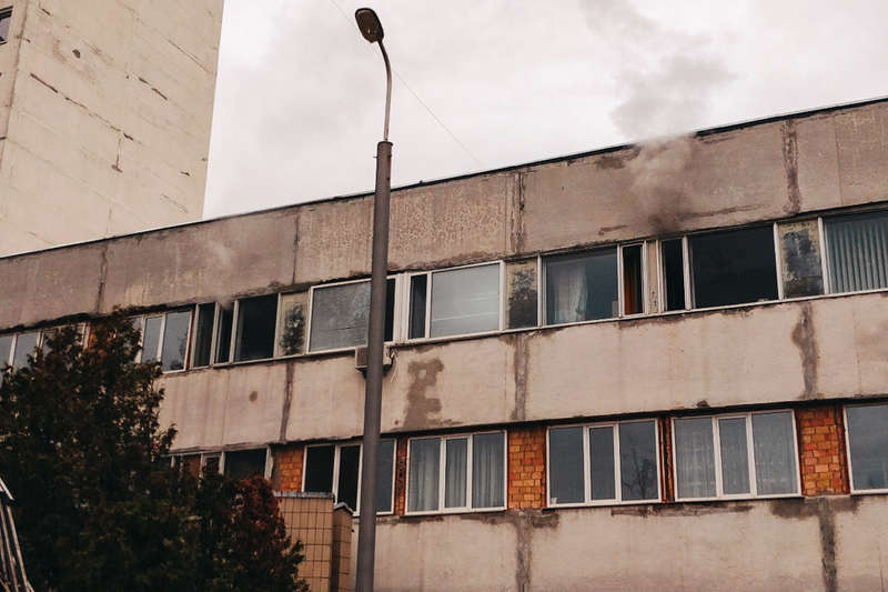 Предварительно, возгорание произошло на третьем этаже приемного отделения