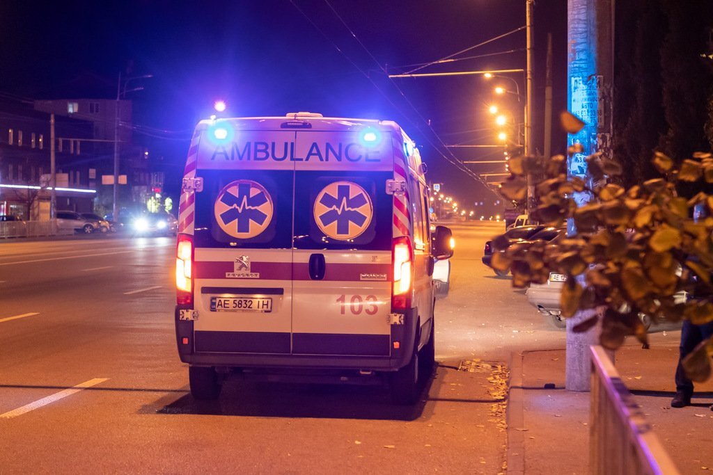 В Днепре обгоревший мужчина выбежал из пожара: фото 18+