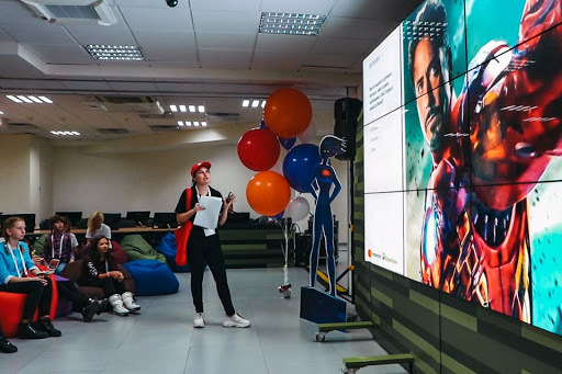 Штаб-квартиру ПриватБанка в Днепре "захватили" дети: что случилось dqxikeidqxidqrant