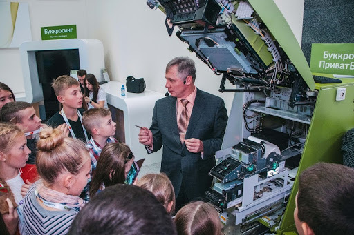 Штаб-квартиру ПриватБанка в Днепре "захватили" дети: что случилось