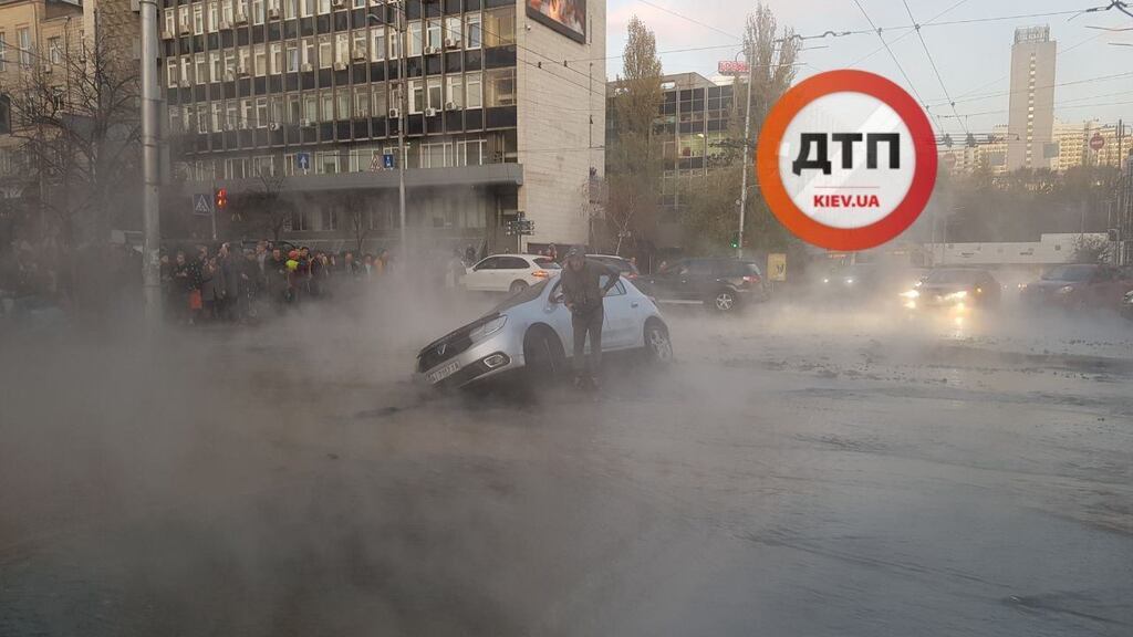 В центре Киева прорвало трубу с кипятком dqxikeidqxidqeant