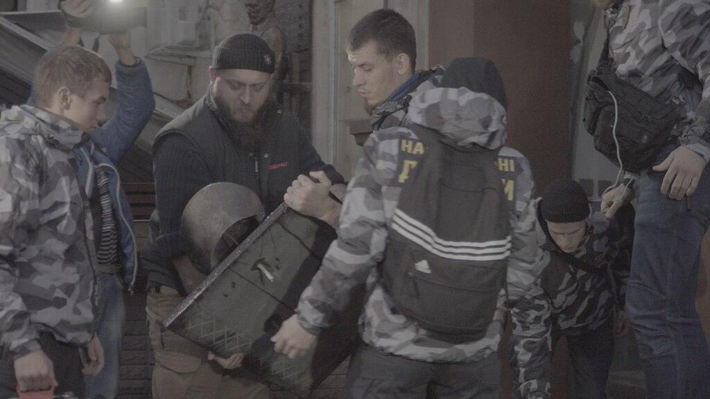 "Нацкорпус" снял в Харькове мемориальную доску Шрамко