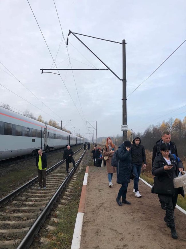 Интерсити Львов-Киев остановили на полпути из-за сообщения о заминировании 03 Интерсити Львов-Киев остановили на полпути из-за сообщения о заминировании 03