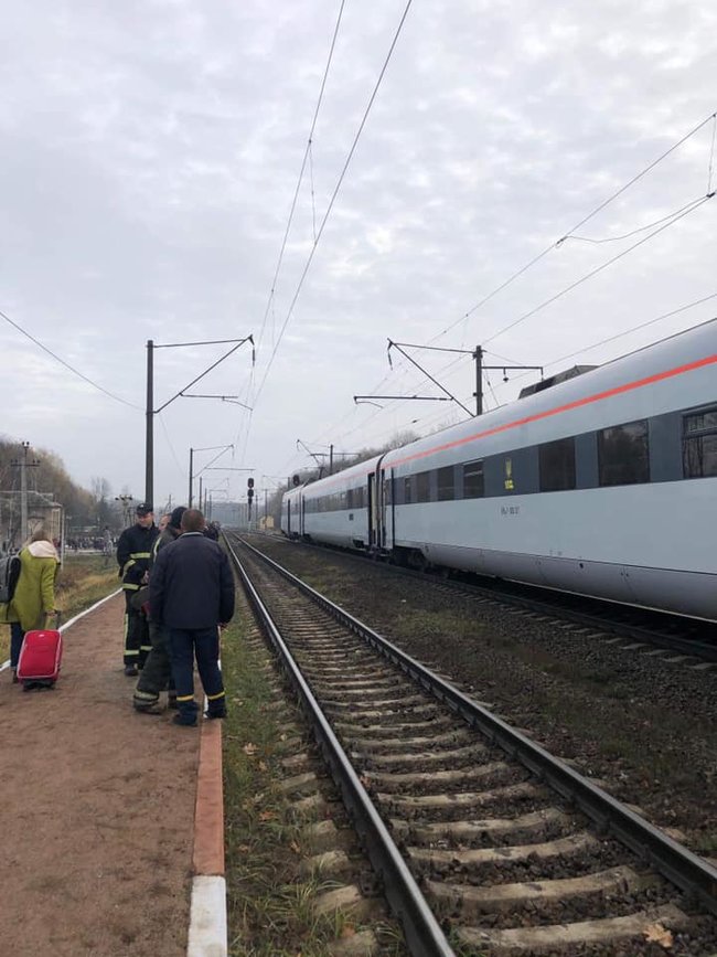 Интерсити Львов-Киев остановили на полпути из-за сообщения о заминировании 05 Интерсити Львов-Киев остановили на полпути из-за сообщения о заминировании 05