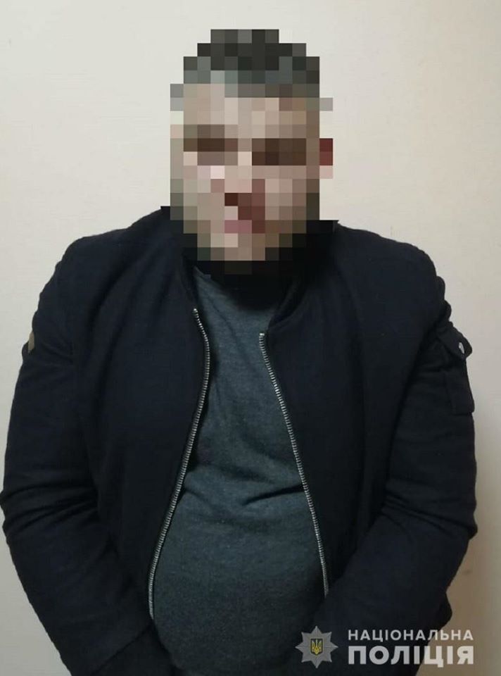 В Киеве на вокзале мужчина пырнул ножом в живот знакомого dqxikeidqxidqeant