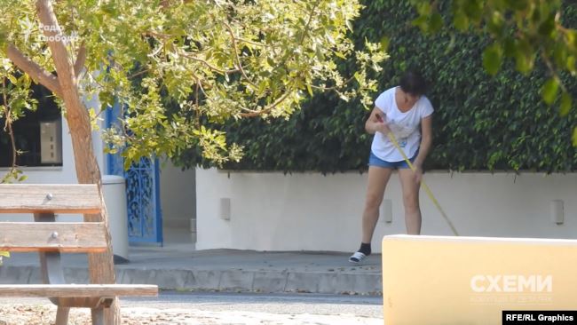 Біля будинку, схожого на справжній маєток, журналісти помічають персонал…