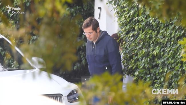 Протягом одного дня «Схемам» вдалося двічі зафільмувати в будинку не лише самого депутата, але і його велику родину