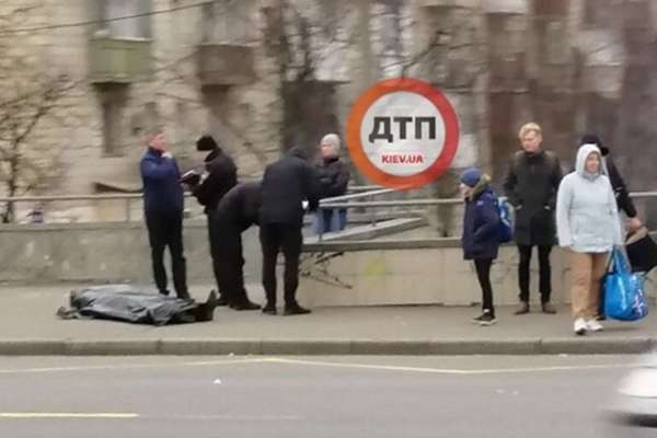 В Киеве на улице обнаружили труп dqxikeidqxidqrant