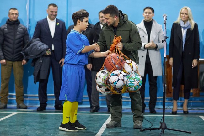 ÐеленÑкий поÑеÑил ÑÐºÐ¾Ð»Ñ Ð² СÑаниÑе ÐÑганÑкой и поÑÑÑил ÑделаÑÑ ÑÐµÐ¼Ð¾Ð½Ñ Ð² ÑпоÑÑзале 04 dqxikeidqxidqeant