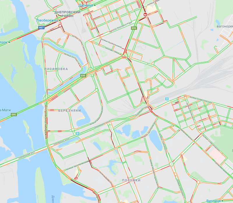 Фото: пробки на левом берегу