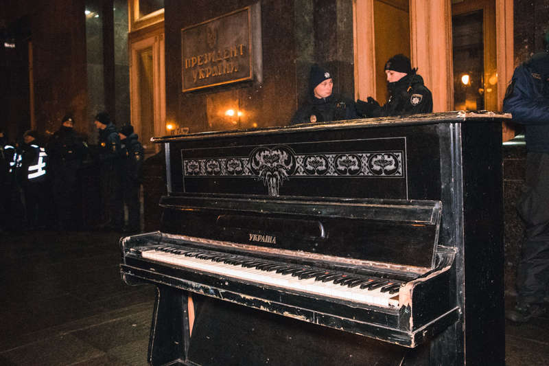 Ко входу в Офис президента принесли пианино dqxikeidqxidqrant