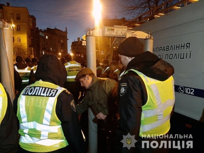 Будут стоять до утра: в Киеве продолжили "Стражу" из-за встречи Зеленского с Путиным. Фоторепортаж