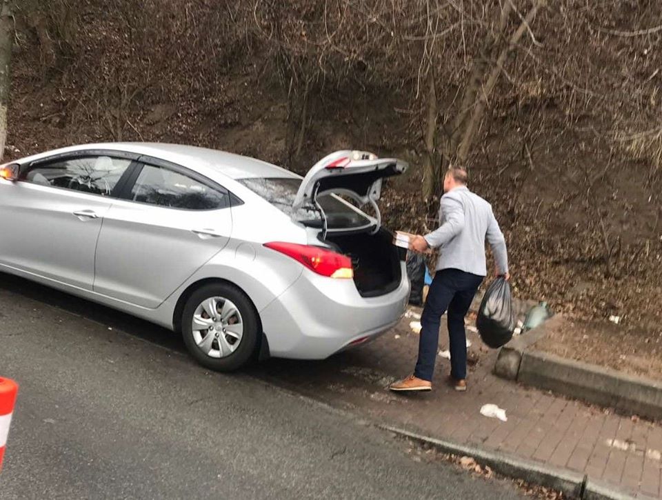 Мужчина выбрасывал мусор на тротуар на улице Добровольчских батальонов. Фото: facebook.com/Kyivcomunservice dqxikeidqxidqeant